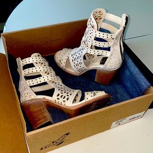 Size 8 Freebird Sandals FB-Hawk Off white